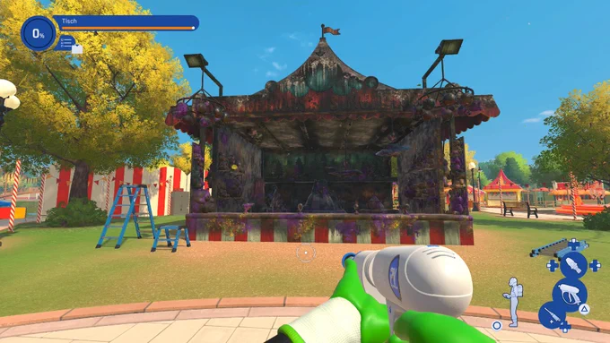 PowerWash Simulator 2 First Person Screenshot aus einem Helmvisier, der eine weiße Power Washer Reinigungspistole zeigt, die auf eine sehr verschmutzte und baufällige Jahrmarkt Schießbude zielt. Verblasster Text liest Funhouse Shooting Gallery. Pinien und Zelte sind im Hintergrund unter einem klaren Himmel.