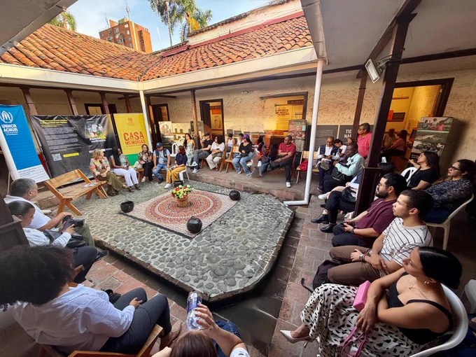 Participantes en la apertura de Paraísos Confinados en Cali, Colombia.