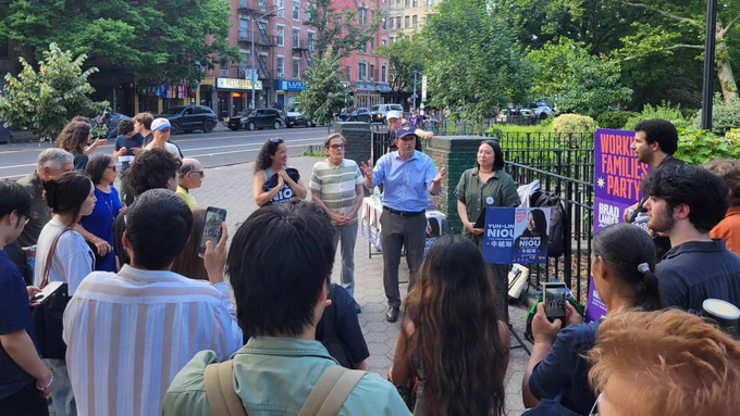 Speaking to the large group of canvassers.