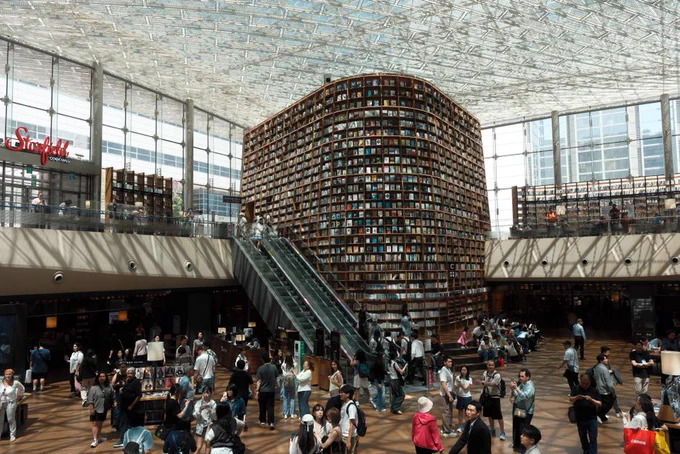 Do Traditional Publishers Market Your Book for You? Here’s the Truth | by @BadRedheadMedia  https://geni.us/TradPublishers

What publishers provide, what they don’t, and why authors still need their own marketing strategy.

#MondayBlogs