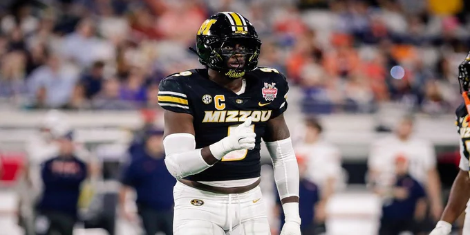 Ravens pass rusher praises Zion Young's fast development