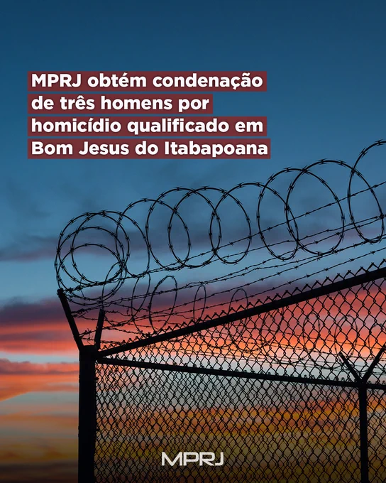 Imagem com fundo de céu ao entardecer em tons de azul, laranja e rosa. Em primeiro plano, cerca metálica com arame farpado em espiral no topo, semelhante a estrutura prisional. No canto superior esquerdo, texto em destaque diz: “MPRJ obtém condenação de três homens por homicídio qualificado em Bom Jesus do Itabapoana”. Na parte inferior, aparece a logo do “MPRJ”.