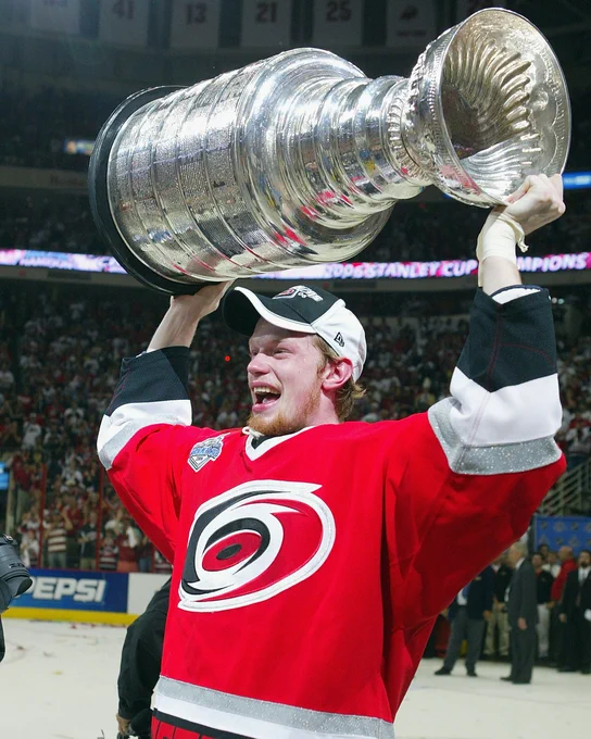 Photo of Eric Staal lifting the Stanley Cup in a Carolina Hurricanes uniform in 2006.