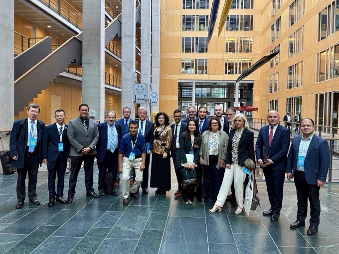 MP Zuberi pose pour une photo de groupe avec des parlementaires, des représentant-e-s de la société civile et des défenseur-e-s ouïghour-e-s venu·e·s du monde entier.