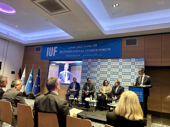 MP Zuberi prononce un discours d’ouverture devant un public lors du Forum international ouïghour.