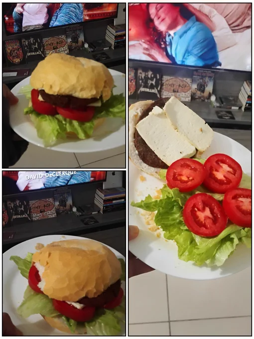 ​Montagem com três fotos verticais mostrando a preparação e o resultado de um sanduíche caseiro em um prato branco.

​Na imagem maior, à direita, o sanduíche está aberto: a metade superior do pão francês revela um hambúrguer de carne coberto com duas fatias grossas de queijo branco (estilo queijo minas), enquanto a outra metade apoia folhas de alface fresca e quatro rodelas de tomate vermelho.

​As duas imagens menores, à esquerda, mostram o sanduíche já montado e fechado, visto de ângulos ligeiramente diferentes, destacando o pão francês crocante com a alface e o tomate aparecendo pelas laterais.

​Ao fundo de todas as fotos, há uma televisão ligada exibindo cenas de um filme e, logo abaixo dela, um rack com capas de álbuns de bandas de rock (como Metallica e Iron Maiden) e alguns livros empilhados.

