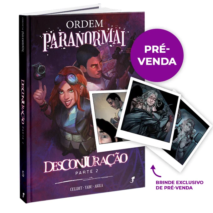 Imagem de anúncio da HQ "Desconjuração - Parte 2". Nela, vemos uma imagem 3D da HQ ja diagonal, que possui um tom arroxeado e apresenta Erin e Luciano no centro da capa, com "Ordem Paranormal" escrito na parte superior e "Desconjuração; Parte 2" na inferior. Ao lado direito do modelo 3D, há um círculo roxo em que dentro há "Pré-venda" escrito em branco. Em baixo do círculo, há 3 imagens polaroid sobrepostas: uma de Kaiser e Luciano; uma de Liz, Arthur e Joui; e uma de Beatrice e Orpheu. Abaixo das polaroid, há um escrito em roxo que diz "Brinde exclusivo de pré-venda", com uma seta da mesma cor que aponta para as ilustrações. O fundo é branco.