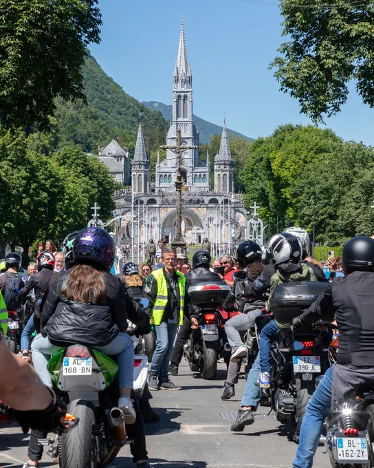 le pelerinage des motards arrivant aux abords de la porte saint michel du Sanctuaire de Lourdes