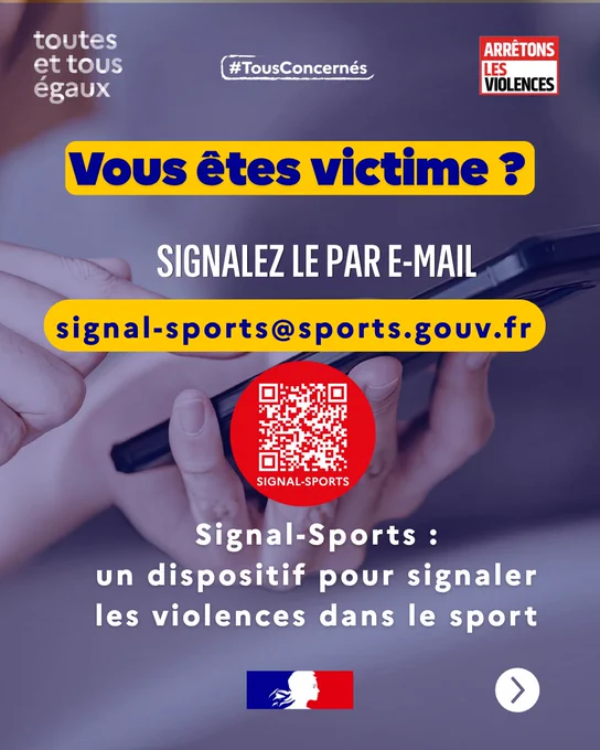 Affiche de prévention en français contre les violences dans le sport. Le texte principal, sur fond violet, dit : « Vous êtes victime ? Signalez-le par e-mail signal-sports@sports.gouv.fr ». On y trouve aussi un QR code rouge avec la mention « SIGNAL-SPORTS » et des logos gouvernementaux. D'autres slogans sont présents : « toutes et tous égaux », « #TousConcernés » et « Arrêtons les violences ». En arrière-plan, des mains tiennent un téléphone portable.