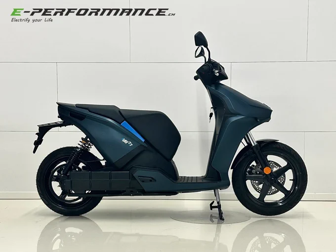 Der E-Scooter RAY aus Spanien vereint sportliches Design mit maximalem Komfort. Mit seiner modernen Technologie und einer Reichweite von bis zu 150 km ist er der perfekte Begleiter für alle, die Wert auf nachhaltige Mobilität legen. 
https://e-performance.ch/de/elektroroller/
*
#UrbanDrive #ElektroRoller #RAY77 #KUMPAN #NEXT #Nachhaltigkeit