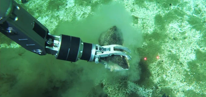 Recovery of whale fossil bones using the manipulator arm of the Chinese submersible Fendouzhe on the deep seafloor of the Diamantina Zone, a deep-sea rift in the Indian Ocean. Image: Global TREnD, IDSSE.
