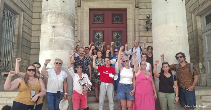 Une trentaine de personnes étaient regroupées sur le parvis du palais de justice à Niort lundi 15 juin 2026 en hommage à Lyhanna.