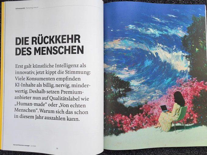 Heftseite des Harvard Business manager. Links Text, rechts ein Bild.

Headline: "Die Rückkehr des Menschen". 

Vorspann: "Erst galt künstliche Intelligenz als innovativ, jetzt kippt die Stimmung. Viele Konsumenten empfinden KI-Inhalte als billig, nervig, minderwertig. Deshalb setzen Premiumanbieter nun auf Qualitätslabel wie Human-made oder Von echten Menschen. Warum sich das schon in diesem Jahr auszahlen kann."

Bild: Eine dunkelhaarige Frau im Kleid mit Laptop auf dem Schoß. Sie sitzt mit dem Rücken zum Betrachter vor einem rosa Blütenmeer am Rande einer Terrasse und schaut in ein verschwommenes Blau, das Himmel oder auch Wasser sein könnte.

