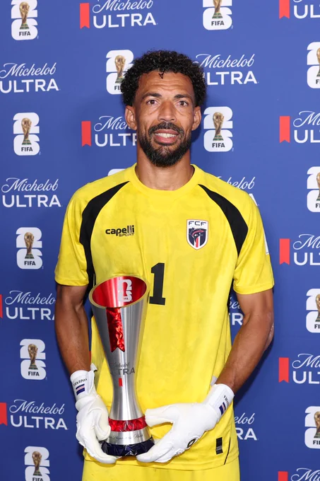 Imagem do goleiro Vozinha da seleção de futebol de Cabo Verde segurando a taça de melhor da partida no jogo contra a seleção de futebol da Espanha.
