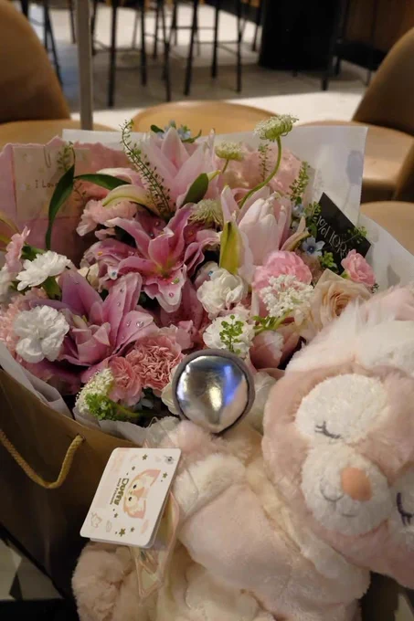 Dingdong!! 

Ada paket kecil buat kalian, terimakasih sudah jadi teman bermainku di agency ini <33