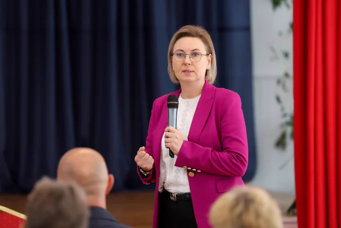 Spotkanie z lokalnymi NGO z podkarpacia. Sekretarz Stanu Adriana Porowska mówi trzymając mikrofon i gestykulując.