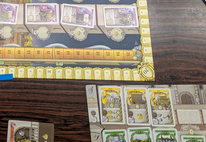 ２枚目。右下が個人ボード。カード左下のダイス目が３のカードはワーカーのダイス目が３以上なら発動する。
