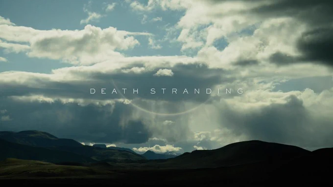 Das offizielle Titelbild von Death Stranding Directors Cut. Eine weite und dunkle Berglandschaft unter einem stürmischen Himmel. Der Titel Death Stranding steht in weißer Schrift in der Mitte mit einem leuchtenden Bogen darunter.
