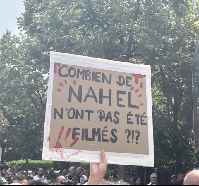 Pancarte à la marche blanche pour Nahel à Nanterre en 2023 : « combien de Nahel n’ont pas été filmés ? »