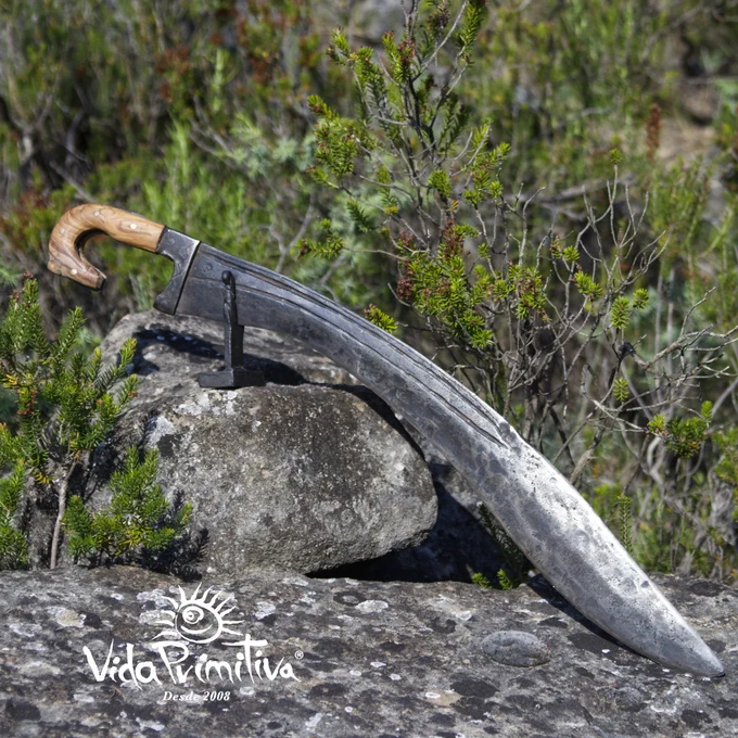 Falcata realizada por David Castillo de Vida Primitiva forjada y terminada usando los procesos de la antigüedad.