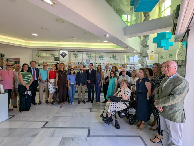 Representantes de MUFACE, Subdelegación del Gobierno, ICOFMA, Asisa y Adeslas durante la presentación provincial de la receta electrónica concertada de MUFACE en Farmacia Próxima Portada Alta, donde se realizó la primera dispensación electrónica en Málaga.