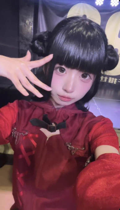 火曜定期（いゔプロデュース公演）ありがとうございました！

1部！！
やっぱりいゔはメンバーたちにこの曲好き！！って言いすぎてとてもとても当てられて悔しかったけど嬉しいかったです🎶たくさん覚えててくれて嬉しかった♡

2部！！
革命ルートミー！！！
ゆうかさんに来ていただいて革命ルートミー２回目しました！！前回とは違ってゆうかさんと衣装交換して、髪型も一緒にしましたo̴̶̷̤  ̫ o̴̶̷̤赤の衣装とても来たかったから着れて嬉しいし、大好きな革命さんの曲できて、あるみーの曲も一緒にできて幸せだったჱ̒ ᴖ⩊ᴖ ）‪ ‪なんか企画で告白とかされちゃいましたよ~🎶🎶🎶
フロアも沢山人が来てくれててずっと不安だったぶんとても安心したし、楽しくて幸せでした！！！

特典会も！初めましてとか久しぶりとか沢山でわー！！ってなった嬉しかった♡プレゼントも沢山ありがとうㅠ ̫ㅠ大切に大切にします！お誕生日おめでとうも沢山貰って幸せ~！だったᐡᴗ͈  ̫ ᴗ͈ᐡ‪‪

次のライブは20日の生誕祭です！！初めての生誕祭！プロデュース公演大成功だったなって嬉しかったから生誕も上回るくらい頑張りたいです！！