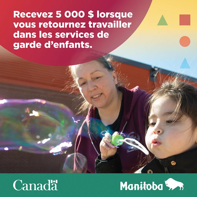 Image d’une éducatrice des jeunes enfants et d’un enfant qui souffle des bulles à l’extérieur. Légende : Recevez 5 000 $ lorsque vous retournez travailler dans le secteur de la garde d’enfants.
