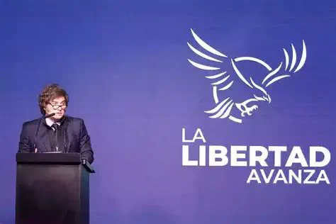 Foto de Milei jinto al nombre de su partido, "La Libertad Avanza". 