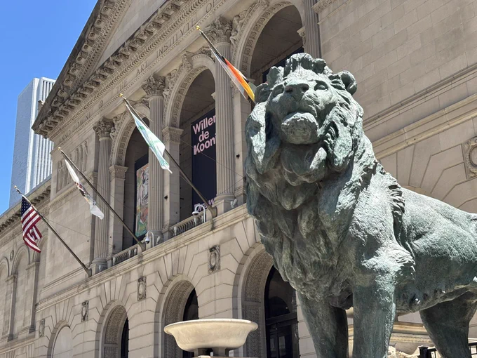 the south-facing lion outside the art institute of chicago