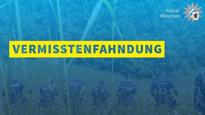 Das Bild zeigt eine Kette an Polizeibeamten bei einer Absuche auf einem Feld vor einem angrenzenden Wald. Das Foto hat ein blaues Overlay mit der gelben Überschrift „Vermisstenfahndung“. Oben rechts befindet sich der Polizeistern des PP München.