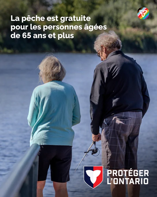 Deux personnes pêchant sur un quai. Le texte dit : « La pêche est gratuite pour les personnes âgées de 65 ans et plus ». 
