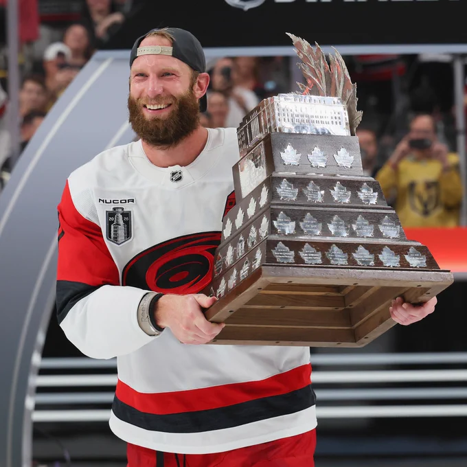 Jordan Staal lifts the Conn Smythe Trophy.