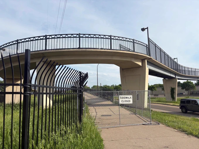 closed pedestrian and bike crossing at 24th st over hiawatha