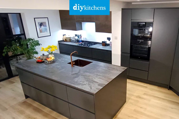 An Innova Luca Carbon Matt & Palazzo Bronze Handleless #kitchen | DIY Kitchens