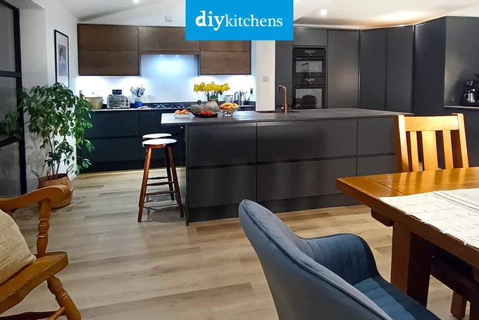 An Innova Luca Carbon Matt & Palazzo Bronze Handleless #kitchen | DIY Kitchens