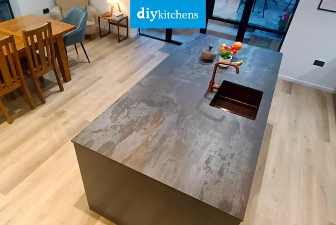 An Innova Luca Carbon Matt & Palazzo Bronze Handleless #kitchen | DIY Kitchens