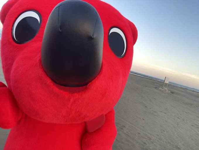 海辺で自撮りするチーバくん