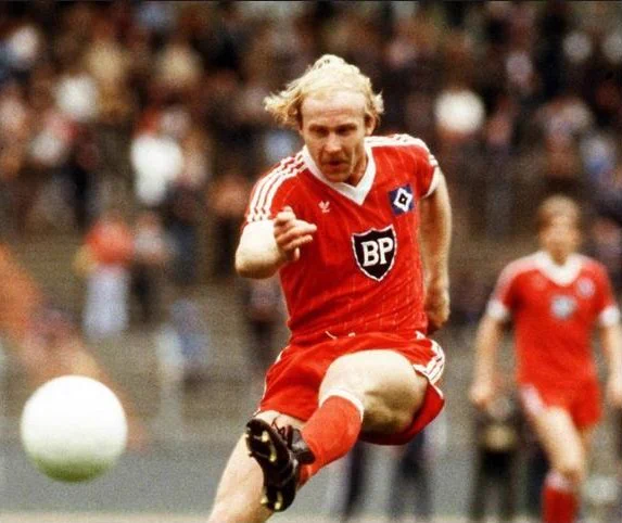 1983 holte er mit dem HSV den wichtigsten europäischen Vereinstitel im Finale gegen Juventus Turin.

Lars Bastrup ist eine echte Vereinslegende des Hamburger SV, obwohl er nur zwei Jahre lang für die Elbstädter spielte. Der dänische Stürmer wechselte 1981 zum HSV und blieb bis 1983, was zur erfolgreichsten Ära der Vereinsgeschichte gehörte. Wegen seiner enormen Treffsicherheit und Bedeutung in internationalen Partien erhielt er in Hamburg den Spitznamen „Mister Europacup“.