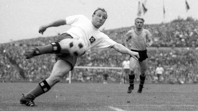 In insgesamt 587 Pflichtspielen für die „Rothosen“ erzielte er beeindruckende 507 Tore.

Uwe Seeler war einer der bedeutendsten deutschen Fußballspieler und gilt als die größte Ikone des Hamburger SV. Er zeichnete sich durch seine enorme Torgefährlichkeit, seine legendären Flugkopfbälle und seine unerschütterliche Vereinsloyalität aus. Trotz lukrativer Millionenangebote aus dem Ausland blieb er zeit seines Lebens in Hamburg, was ihm den liebevollen Spitznamen „Uns Uwe“ (Unser Uwe) einbrachte.