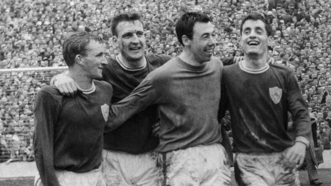 Gordon Banks celebrates with his Leicester City team-mates.