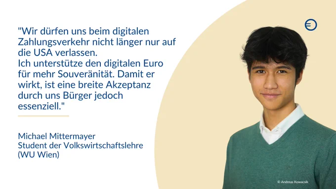 Ein junger Mann mit dunklen Haaren lächelnd in die Kamera blickend.