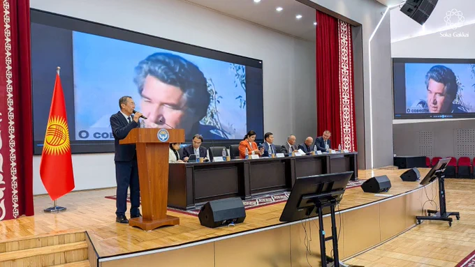 News: From May 20–22, an academic conference exploring the philosophies and friendship of the late Kyrgyz novelist Chingiz Aitmatov and Daisaku Ikeda was held in Kyrgyzstan. Their friendship gave rise to the published dialogue Ode to the Grand Spirit. The conference spanned three venues, including the National Academy of Sciences of the Kyrgyz Republic in the capital, Bishkek. A Soka Gakkai delegation from Japan attended alongside scholars, students and officials, including Deputy Chairman of the Cabinet of Ministers Ulan Mamatkanov. Prior to the conference, the delegation visited the Chingiz Aitmatov House-Museum, where they met with Roza Aitmatova, sister of Chingiz Aitmatov.

#SokaGakkai #BuddhisminAction #SokaGakkaiNews