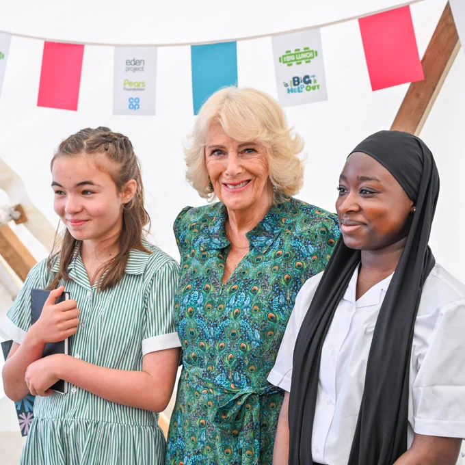 Her Majesty The Queen, alongside Young Poet Laureates for London, Maya (left) and Latifah (right)