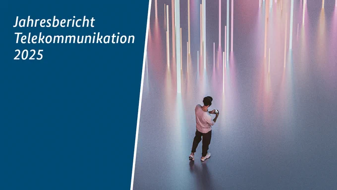 Im linken Bereich steht in weißer Schrift auf blauem Hintergrund "Jahresbericht Telekommunikation 2025". Im rechten Bereich steht ein Mann mit einem Handy.