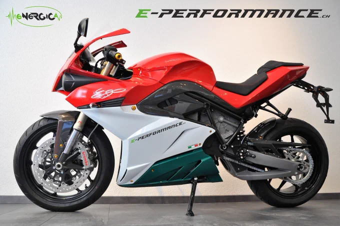 🚨 Exklusiv & Rar: Energica Ego Italian Flag Edition 🚨

🇮🇹 Nur 2 Maschinen in der Schweiz! Diese Special Edition des Energica Ego ist eine echte Rarität. Die Elektromotorrad-Ikone kommt in den originalen Farben der italienischen Flagge, mit einer kompletten Carbon-Verkleidung – pure Eleganz und Power!

⚡ Technische Highlights:
Leistung: 107 kW bei 6.000 U/min
Drehmoment: 200 Nm ab 370 U/min
Spitzengeschwindigkeit: 240 km/h (abgeregelt)
0 - 100 km/h: in nur 2,8 Sekunden 🏎️💨
Schnellladefunktion (CCS): Von 0 auf 80% in weniger als 20 Minuten! 🔋⚡
Reichweite: 120 – 150 km pro Ladung 🌍



#Energica #ElectricMotorcycle #ItalianFlagEdition #CarbonFibre #Schnellladen #Ego