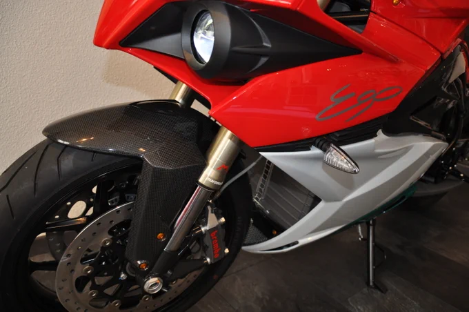 🚨 Exklusiv & Rar: Energica Ego Italian Flag Edition 🚨

🇮🇹 Nur 2 Maschinen in der Schweiz! Diese Special Edition des Energica Ego ist eine echte Rarität. Die Elektromotorrad-Ikone kommt in den originalen Farben der italienischen Flagge, mit einer kompletten Carbon-Verkleidung – pure Eleganz und Power!

⚡ Technische Highlights:
Leistung: 107 kW bei 6.000 U/min
Drehmoment: 200 Nm ab 370 U/min
Spitzengeschwindigkeit: 240 km/h (abgeregelt)
0 - 100 km/h: in nur 2,8 Sekunden 🏎️💨
Schnellladefunktion (CCS): Von 0 auf 80% in weniger als 20 Minuten! 🔋⚡
Reichweite: 120 – 150 km pro Ladung 🌍



#Energica #ElectricMotorcycle #ItalianFlagEdition #CarbonFibre #Schnellladen #Ego