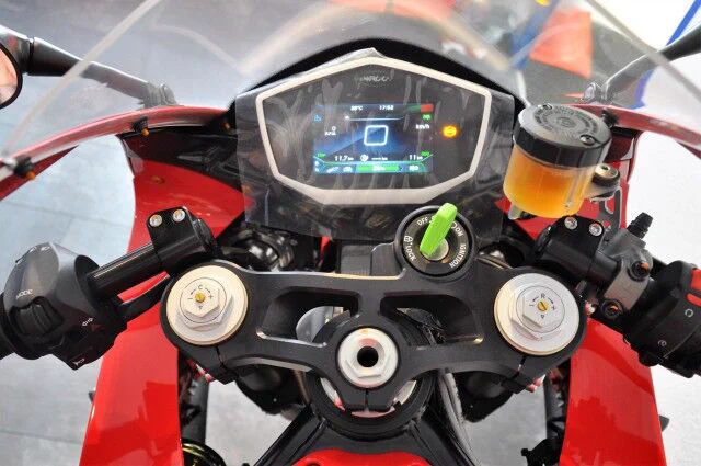 🚨 Exklusiv & Rar: Energica Ego Italian Flag Edition 🚨

🇮🇹 Nur 2 Maschinen in der Schweiz! Diese Special Edition des Energica Ego ist eine echte Rarität. Die Elektromotorrad-Ikone kommt in den originalen Farben der italienischen Flagge, mit einer kompletten Carbon-Verkleidung – pure Eleganz und Power!

⚡ Technische Highlights:
Leistung: 107 kW bei 6.000 U/min
Drehmoment: 200 Nm ab 370 U/min
Spitzengeschwindigkeit: 240 km/h (abgeregelt)
0 - 100 km/h: in nur 2,8 Sekunden 🏎️💨
Schnellladefunktion (CCS): Von 0 auf 80% in weniger als 20 Minuten! 🔋⚡
Reichweite: 120 – 150 km pro Ladung 🌍



#Energica #ElectricMotorcycle #ItalianFlagEdition #CarbonFibre #Schnellladen #Ego