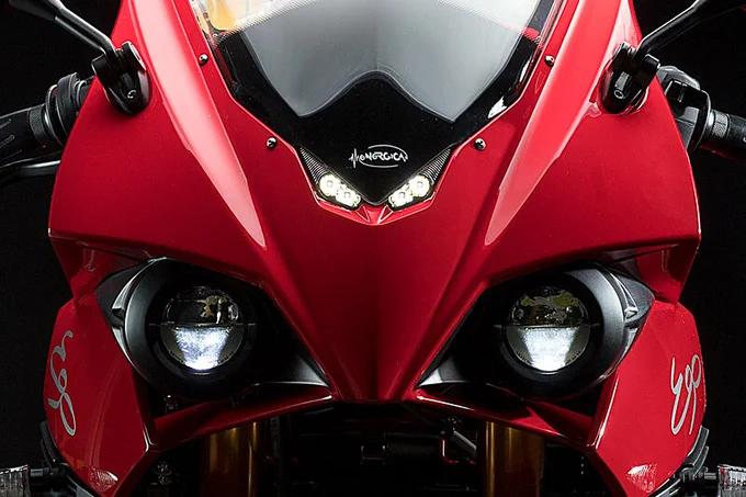 🚨 Exklusiv & Rar: Energica Ego Italian Flag Edition 🚨

🇮🇹 Nur 2 Maschinen in der Schweiz! Diese Special Edition des Energica Ego ist eine echte Rarität. Die Elektromotorrad-Ikone kommt in den originalen Farben der italienischen Flagge, mit einer kompletten Carbon-Verkleidung – pure Eleganz und Power!

⚡ Technische Highlights:
Leistung: 107 kW bei 6.000 U/min
Drehmoment: 200 Nm ab 370 U/min
Spitzengeschwindigkeit: 240 km/h (abgeregelt)
0 - 100 km/h: in nur 2,8 Sekunden 🏎️💨
Schnellladefunktion (CCS): Von 0 auf 80% in weniger als 20 Minuten! 🔋⚡
Reichweite: 120 – 150 km pro Ladung 🌍



#Energica #ElectricMotorcycle #ItalianFlagEdition #CarbonFibre #Schnellladen #Ego