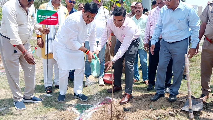 को जन आंदोलन के रूप में संचालित कर बुंदेलखंड के पर्यावरण को भावी पीढ़ियां के लिए संरक्षित रखने का संकल्प लिया गया।