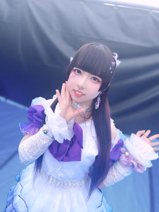 本日は 初の野外ライブでしたー！

楽しかったねー！
なんでいるんですか？！って方たくさんいて嬉しかった！来るってこと聞いてなくてびっくりでした！
仕事の合間とか駆けつけてくれて嬉しかったよ、
本当にありがとう(T . T)

感動の再会の方とか、
初めましての方もたくさんで嬉しすぎたー！
海外の方も沢山！初めましてありがとう‪❤︎‬

天気も曇りでちょうど良くて(？)嬉しかった！
次のライブは明日ー！誕生日の前日！
ぜひ沢山会いに来てくれると嬉しいよー！🥹